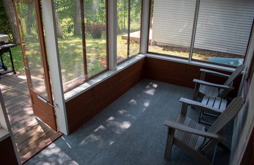 Clear Lake Kabine | Bricks on the Bank-Intimate cabin retreat with river access. 5-stars on Airbnb!