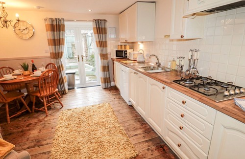Wooler Hütte | BRIDGE END BOTHY, pet friendly, character holiday cottage in Wooler