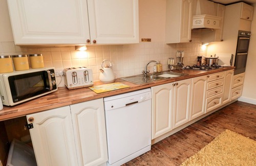 Wooler Hütte | BRIDGE END BOTHY, pet friendly, character holiday cottage in Wooler