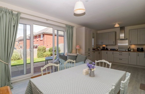 Portskewett Hütte | BRIDGE VIEW, pet friendly, country holiday cottage in Caldicot