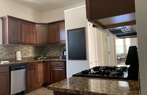 Logan Square Wohnung | Bright 2 bed conveniently located in the heart of Logan Square with easy parking