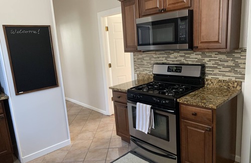 Logan Square Wohnung | Bright 2 bed conveniently located in the heart of Logan Square with easy parking