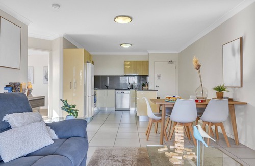 Kedron Wohnung | Bright 2-Bed with Private Balcony & Serene View