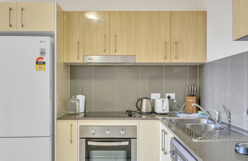 Kedron Wohnung | Bright 2-Bed with Private Balcony & Serene View