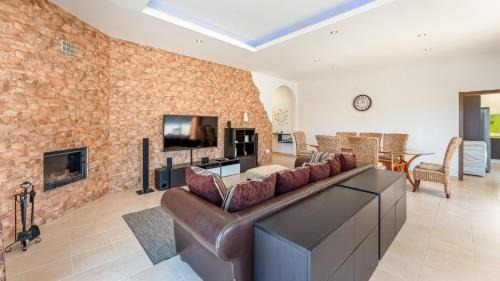 Alcalar Haus | Bright 3BDR House with Pool by Lovelystay