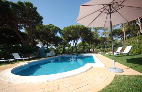 Quarteira Villa | Helle 4 Schlafzimmer Villa in Vilamoura, ruhige Lage, privater Pool. Snooker-Tisch