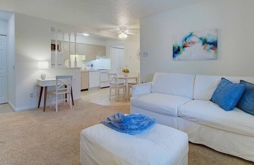 North Canton Wohnung | Bright & Cozy Getaway near Hall of Fame/Hwy/Airport