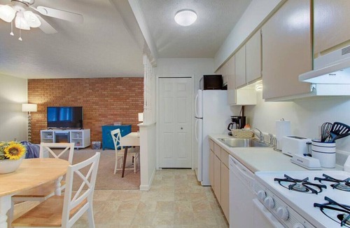 North Canton Wohnung | Bright & Airy 1BR near Hall of Fame/Hwy/Airport