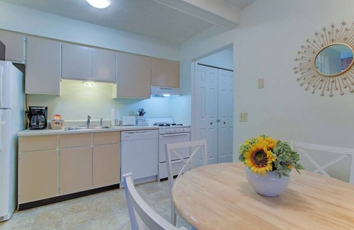 North Canton Wohnung | Bright & Airy 1BR near Hall of Fame/Hwy/Airport