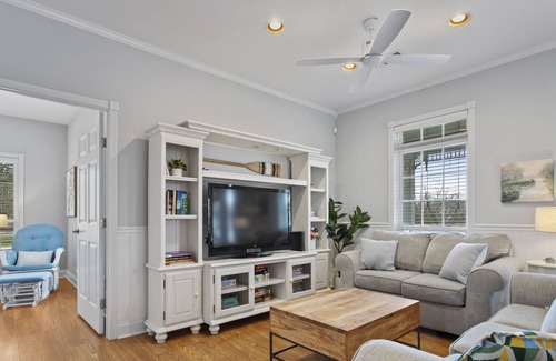 Waveland Haus | Bright and Airy 'Yellow House' w/pool!