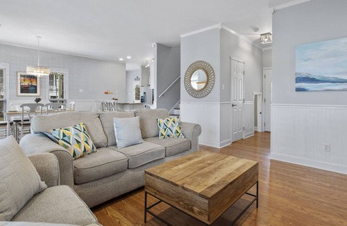 Waveland Haus | Bright and Airy 'Yellow House' w/pool!