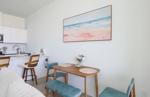 Northwest Point Eigentumswohnung | Bright and Chic Coastal Retreat with Ocean Views in Charming West Bay