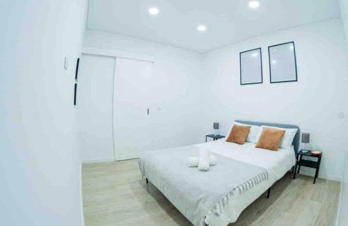 Moita Wohnung | Bright and modern flat with air-con and free parking