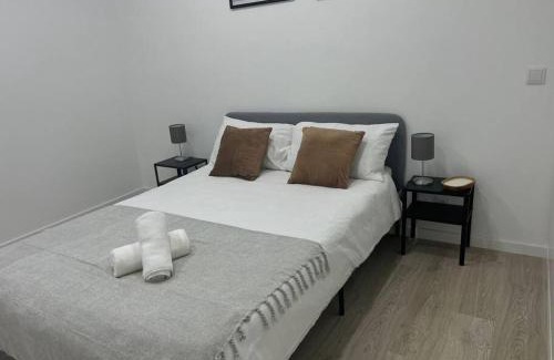 Moita Wohnung | Bright and modern flat with air-con and free parking
