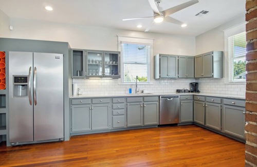 West Riverside Haus | Bright and Open 5 Bedroom with Patio. Sleeps 10!