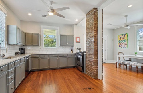 West Riverside Haus | Bright and Open 5 Bedroom with Patio. Sleeps 10!