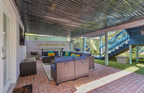 West Riverside Haus | Bright and Open 5 Bedroom with Patio. Sleeps 10!