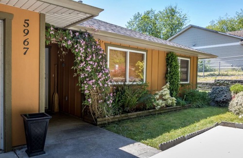 West Porpoise Bay Haus | Bright And Spacious 3-Bedroom West Coast Rancher
