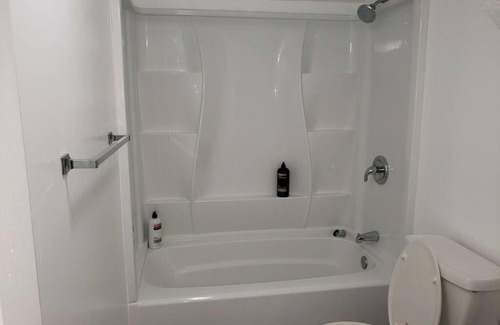 White City Wohnung | Bright and spacious 3 bedroom suite near mountains