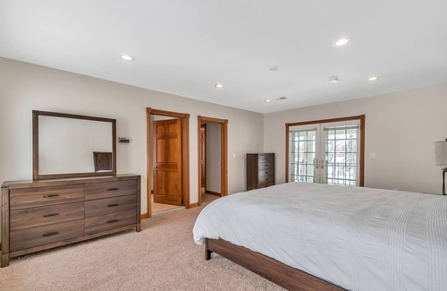 Burns Township Sonstige | Bright and spacious farm house retreat.