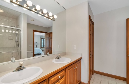 Burns Township Sonstige | Bright and spacious farm house retreat.