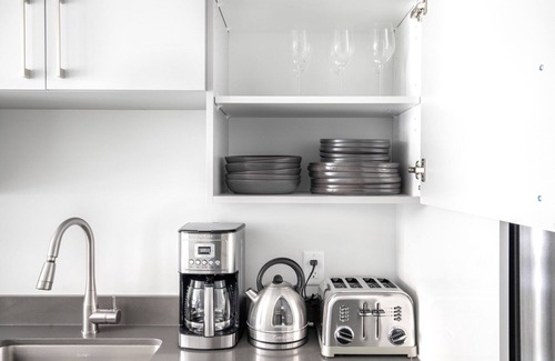 St. Elizabeth's Wohnung | Bright Brighton 1BR w/ W/D, Doorman, near T + Shopping, by Blueground