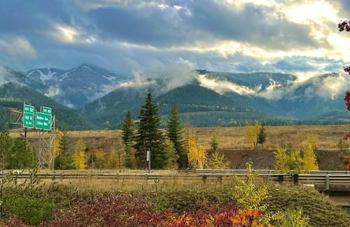 Kellogg Eigentumswohnung | Bright Condo With Views & Easy Access to CDA River. Minutes From Gondola!