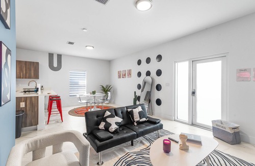 Riverside Park Haus | Bright & Cozy 3BR w/ Fast WiFi, Minutes to Beach!