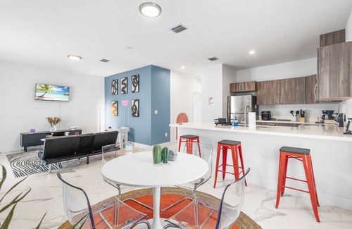 Riverside Park Haus | Bright & Cozy 3BR w/ Fast WiFi, Minutes to Beach!