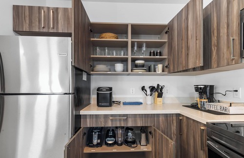 Riverside Park Haus | Bright & Cozy 3BR w/ Fast WiFi, Minutes to Beach!