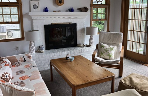 Kismet Haus | Heller, gemütlicher Bungalow mit Blick auf den Leuchtturm, zwei Minuten vom Strand entfernt