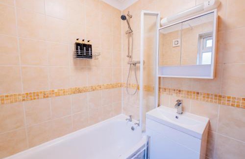 Riverside Haus | Bright & Elegant House Near City Centre and Stadium