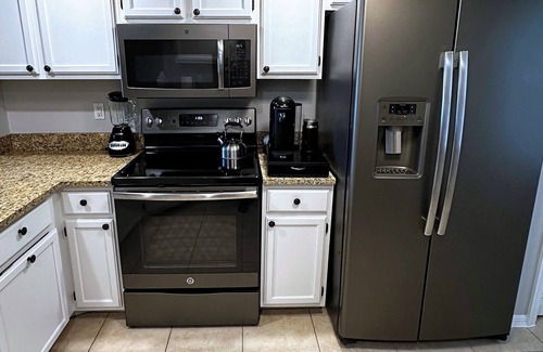 Crown Pointe Eigentumswohnung | Bright end-unit 3BR w/vaulted ceilings near beach