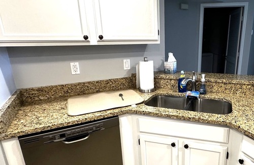 Crown Pointe Eigentumswohnung | Bright end-unit 3BR w/vaulted ceilings near beach