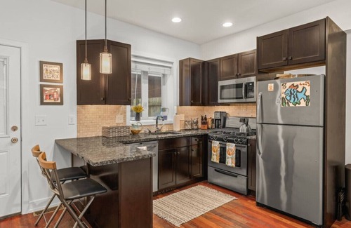 Queen Village Haus | Bright & Modern Home with Patio