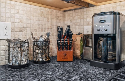 Queen Village Haus | Bright & Modern Home with Patio