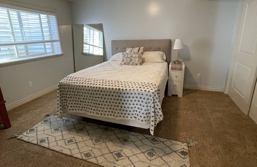 Layton Wohnung | Bright, Quiet Neighborhood Basement Apartment