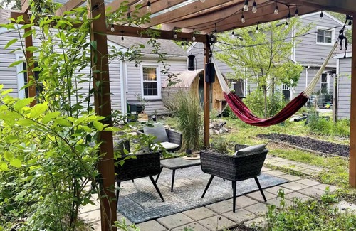 Ferndale Haus | Bright & Snug 2-bedroom house in wonderful Ferndale with WiFi