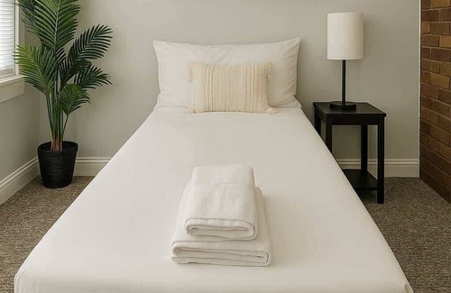 Old Irving Park Wohnung | Bright Spaced 3BR Furnished Stay