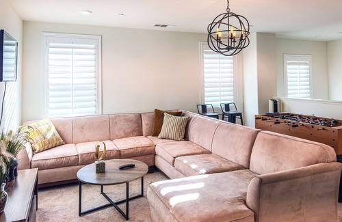 Mira Loma Haus | Bright Spacious Family Home near SilverLakes