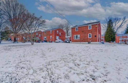 Lochearn Haus | Bright & Spacious – Large Rooms, Workspace, Laundry:20mins Downtown Baltimore