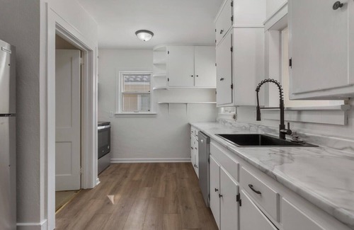 Champaign Haus | Bright & Spacious on William St.