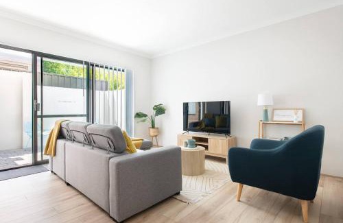 Booragoon Wohnung | Bright Trendy 3br Apt - Walk To River & Shops