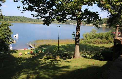 Frontier Hütte | Bring the Family and the pups ! Private Lakeside Home w/WIFI