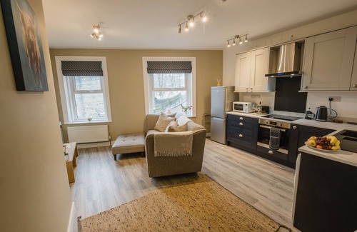 Honley Wohnung | Apartment-Apartment-Eigenes Badezimmer-Strassenblick