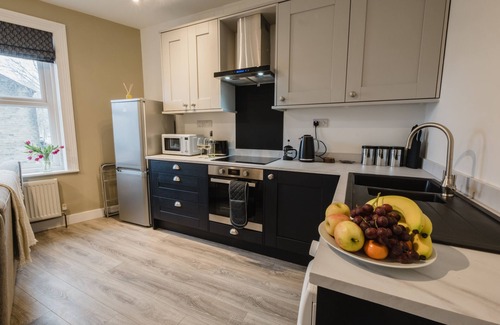 Honley Wohnung | Apartment-Apartment-Eigenes Badezimmer-Strassenblick