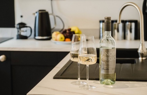 Honley Wohnung | Apartment-Apartment-Eigenes Badezimmer-Strassenblick