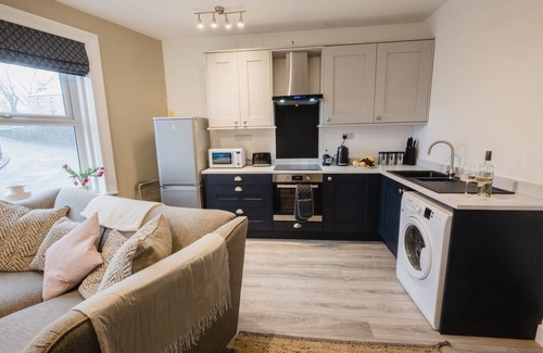 Honley Wohnung | Apartment-Apartment-Eigenes Badezimmer-Strassenblick