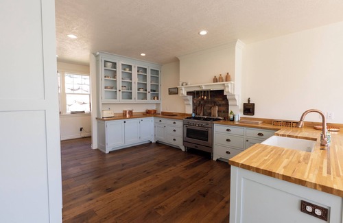 Sherwood Hills Haus | British style Farmhouse inthe foothills of Provo. Beautiful home. 7 bedrooms.