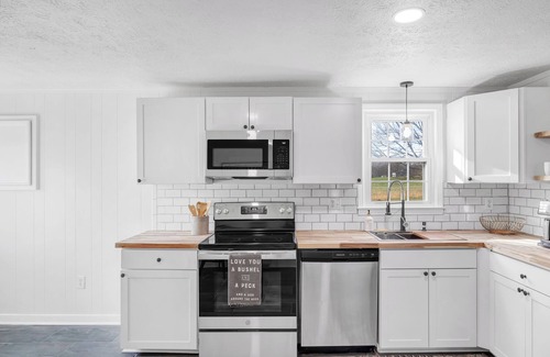 Mineral Haus | Broken Arrow Farm Completly Remodeled located between Richmond & Charlottesville